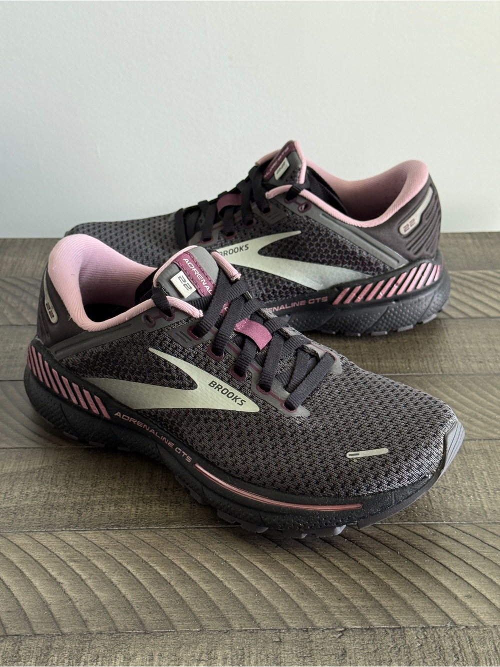Brooks Adrenaline GTS 22 Women's Running Shoes - Size 6.5